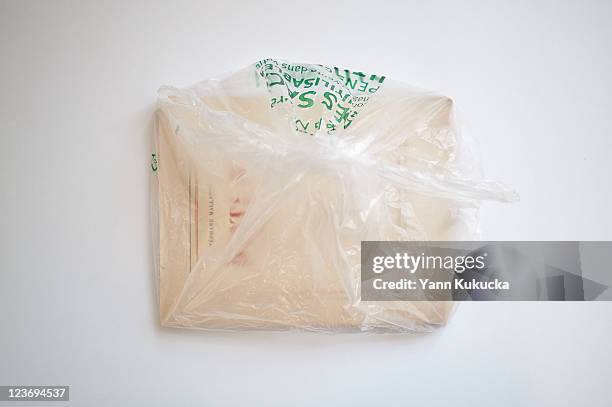 Livre ancien de Mallarmé dans un sac en plastique transparent. Extrait de la série de photographies "Dans le sac".