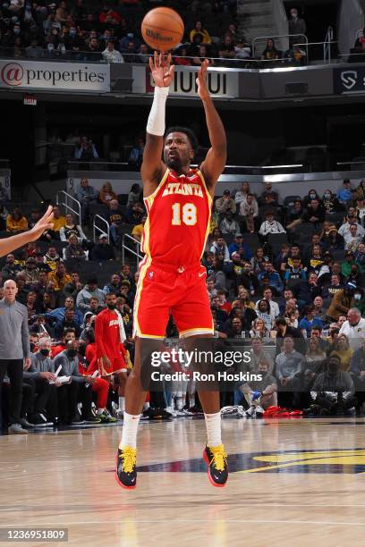 Solomon Hill of the Atlanta Hawks shoots a three point basket against the Indiana Pacers on December 1, 2021 at Gainbridge Fieldhouse in...