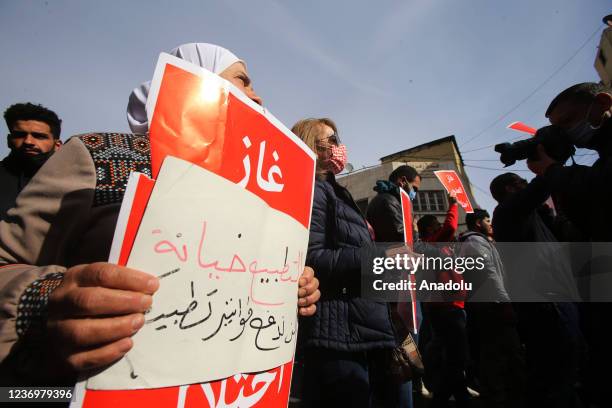 Hundreds of Jordanese gather in front of the Al-Husayni Mosque, upon the call of the parties and unions in Jordan, protesting the "water for energy"...