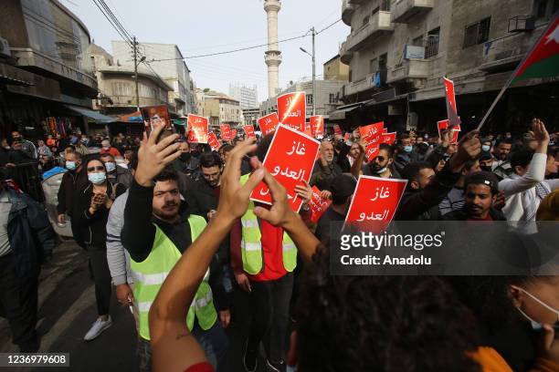 Hundreds of Jordanese gather in front of the Al-Husayni Mosque, upon the call of the parties and unions in Jordan, protesting the "water for energy"...