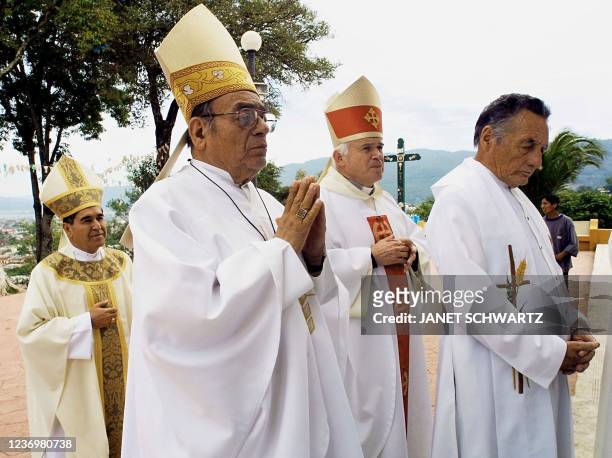 The Bishop Felipe Arizmendi Esquivel , next to Bishop-emeritus Samuel Ruiz Garcia , and Bishop ex-coassistant Raúl Vera López and to the father...