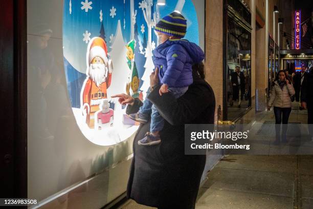 Pedestrians view the holiday windows at a store in New York, U.S., on Thursday, Dec. 2, 2021. U.S. Retail sales strengthened from Nov. 3-23, rising...