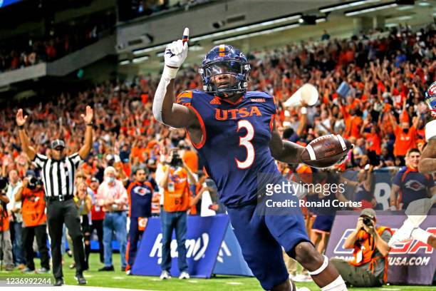 Running back Sincere McCormick of the UTSA Roadrunners celebrates his 65 yard touchdown against Western Kentucky Hilltoppers at the Alamodome on...