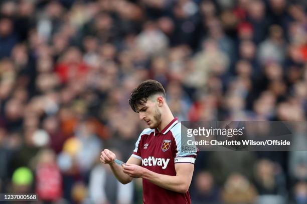 Declan Rice of West Ham reads a tactical note from the coaching team during the Premier League match between West Ham United and Chelsea at London...