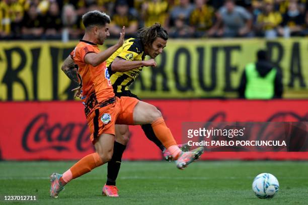 Peñarol's Agustin Canobbio shoots to score against Sud America during the Uruguayan Clausura tournament at the Campeon del Siglo stadium in Bañados...