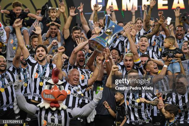 Players of Atletico Mineiro celebrate with the champion tropy after winning the match between Atletico MG and Red Bull Bragantino as part of...