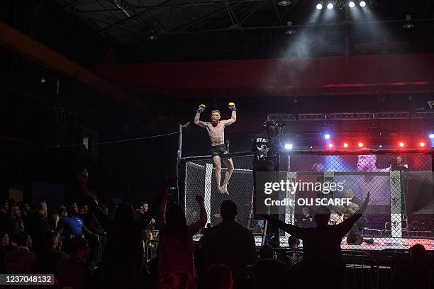 Sheldon Boxing Winning Golden Ticket Photos and Premium High Res Pictures - Getty Images