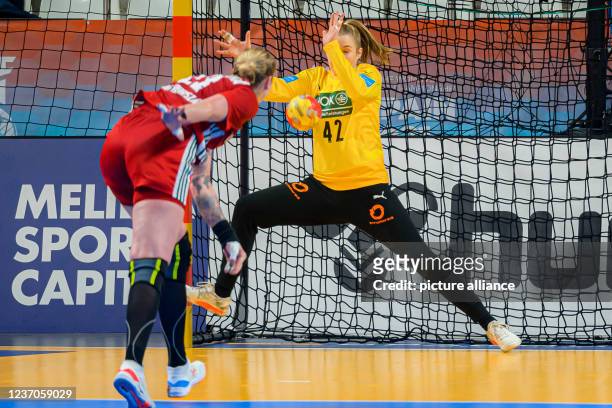 December 2021, Spain, Lliria: Handball, Women: World Cup, Germany - Hungary, Preliminary Round, Group E, Matchday 3: The penalty throw by Szimonetta...