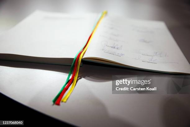 Germany Signature 4.165 Germany Signature Agreement Stock Photos, High-Res Pictures, and ...