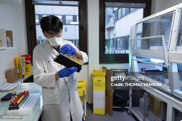 Lab Operator Image Virology Lab Photos and Premium High Res Pictures - Getty Images