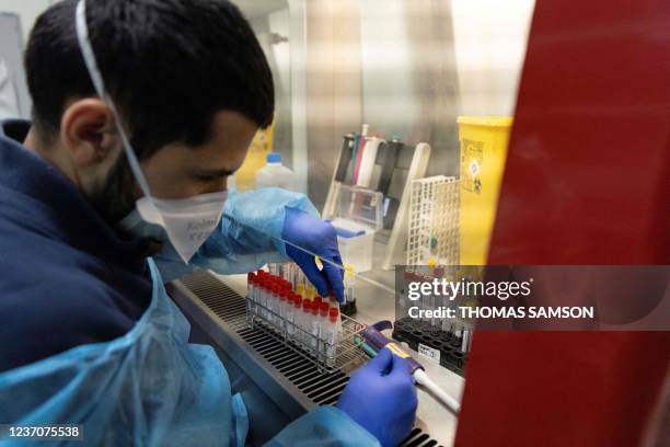 Lab Operator Image Virology Lab Photos and Premium High Res Pictures - Getty Images