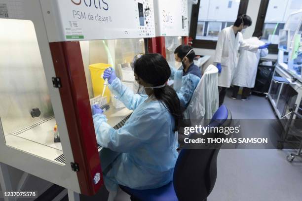Lab Operator Image Virology Lab Photos and Premium High Res Pictures - Getty Images