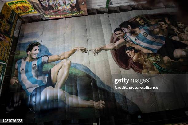 November 2021, Argentina, Buenos Aires: Football stars Messi and Maradona are depicted in a work of art by Argentine Santiago Barbeito, aka...