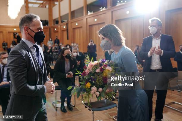 Annalena Baerbock thanks Heiko Maas for a bouquet of flowers at the handover of the former Foreign Minister Heiko Maas to his successor Foreign...