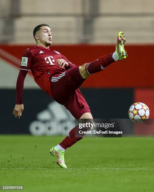 Arijon Ibrahimovic of Bayern Muenchen controls the ball during the UEFA Youth League group E match between FC Bayern München and FC Barcelona at FC...