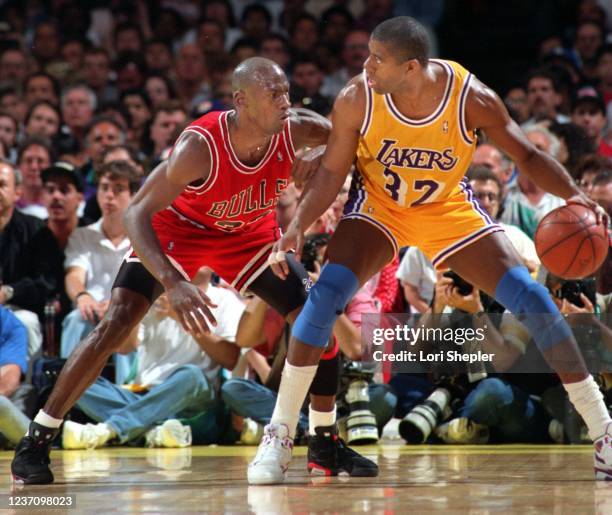 MagicMichael.#3.0129.LS/d. Lakers Earvin Johnson tries to move past Chicagos Bulls Michael Jordan during the NBA finals in 1991. Mandatory Credit:...