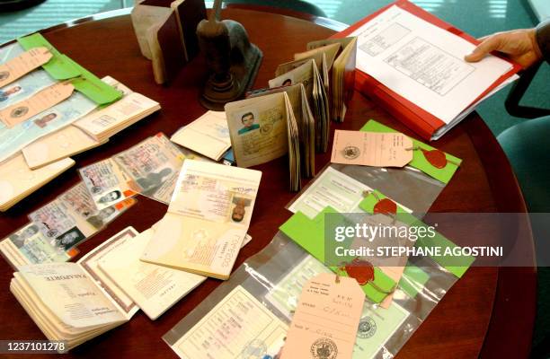 Un officier de la Police aux Frontières d'Ajaccio présente à la presse, le 03 février 2006 à Ajaccio, des faux passeports, faux titres de séjour et...