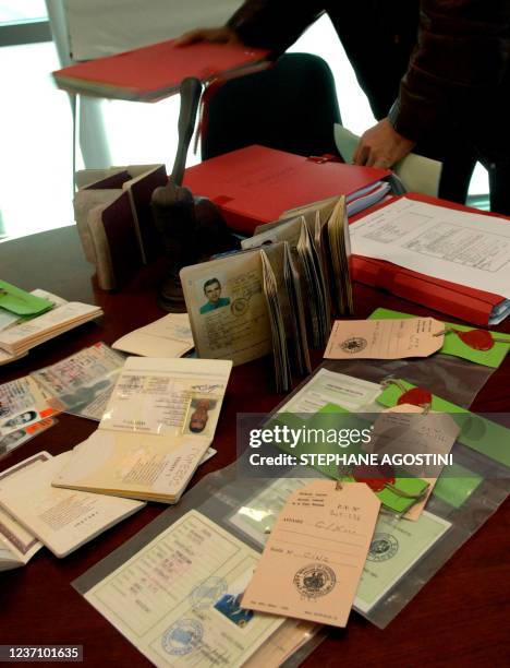 Un officier de la Police aux Frontières d'Ajaccio présente à la presse, le 03 février 2006 à Ajaccio, des faux passeports, faux titres de séjour et...