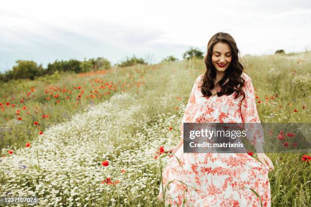 jonge vrouwelijke schoonheid in de witte gebieden van kamille - dress stockfoto's en -beelden