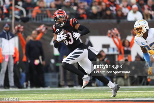 Cincinnati Bengals wide receiver Tyler Boyd carries the ball during the game against the Los Angeles Chargers and the Cincinnati Bengals on December...