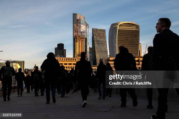Morning Commuters Commute Photos and Premium High Res Pictures - Getty Images