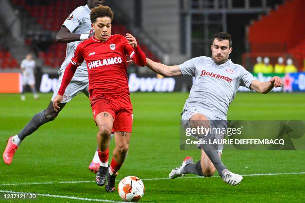 Antwerp's Manuel Benson and Olympiacos' Sokratis Papastathopoulos fight for the ball during an Europa League game between Belgian soccer team Royal...