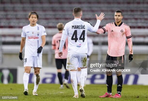 Linzer ASK's Japanese forward Keito Nakamura , Linzer ASK's Austrian defender Dario Maresic and HJK Helsinki's Finnish forward Anthony Olusanya are...