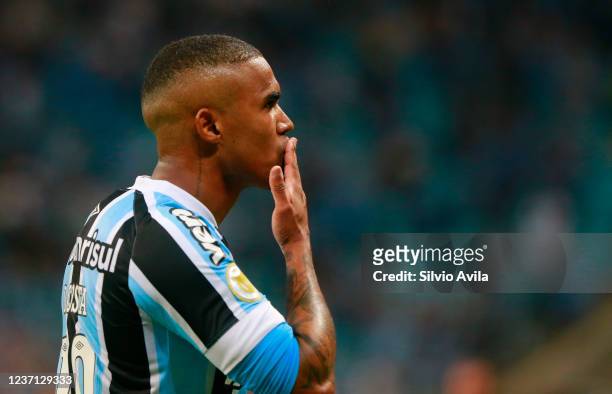 Douglas Costa of Gremio celebrates after scoring the fourth goal of his team during the match between Gremio and Atletico Mineiro as part of...