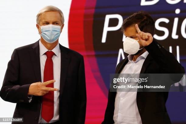 Presidential candidate Jose Antonio Kast of the Republican party and Candidate for Convergencia Social Gabriel Boric, pose to the media during ARCHI...