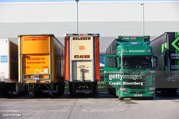 Distribution Lorry Distribution Warehouse Trucks Photos and Premium High Res Pictures ...