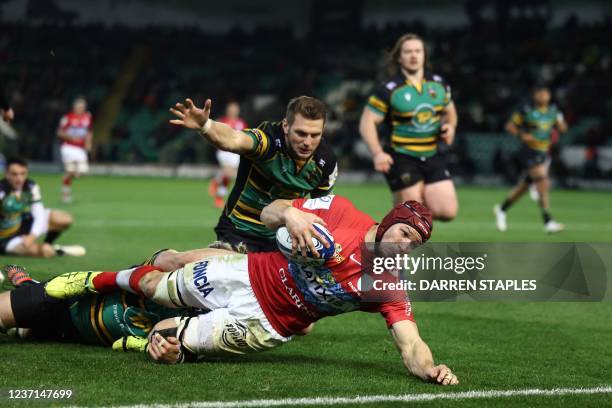 Racing92's French flanker Wenceslas Lauret dives over the line to score a try during the European Rugby Champions Cup rugby union Group A match...