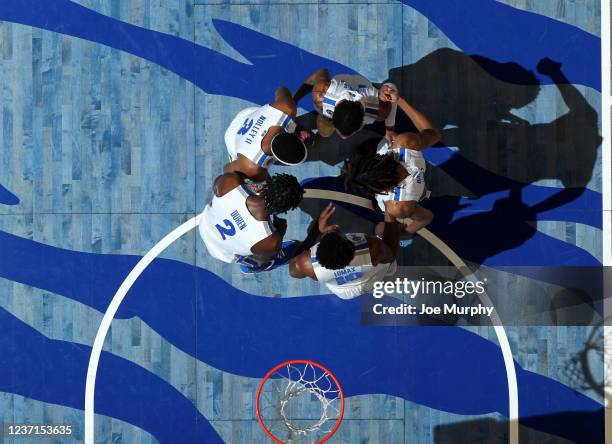 Jalen Duren, Landers Nolley II, Alex Lomax, Tyler Harris and Emoni Bates of the Memphis Tigers huddle together against the Murray State Racers during...