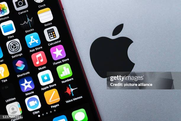 December 2021, Baden-Wuerttemberg, Rottweil: An Apple iPhone SE 2020 rests on top of a MacBook Air. Photo: Silas Stein/