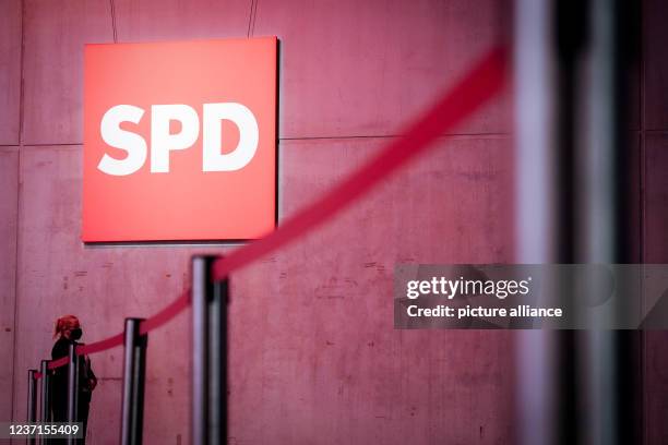 December 2021, Berlin: The logo of the SPD shines in the event hall at the beginning of the federal party conference. This is where the new party...