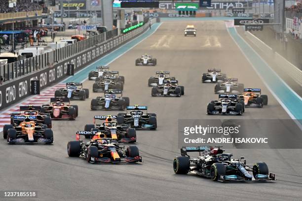 Drivers take the start of the Abu Dhabi Formula One Grand Prix at the Yas Marina Circuit on December 12, 2021.