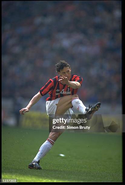 MARCO VAN BASTEN IN ACTION FOR AC MILAN DURING AN ITALIAN SERIE A MATCH AGAINST NAPOLI IN THE SAN PAOLO STADIUM. THE GAME ENDED IN A 1-1 DRAW.