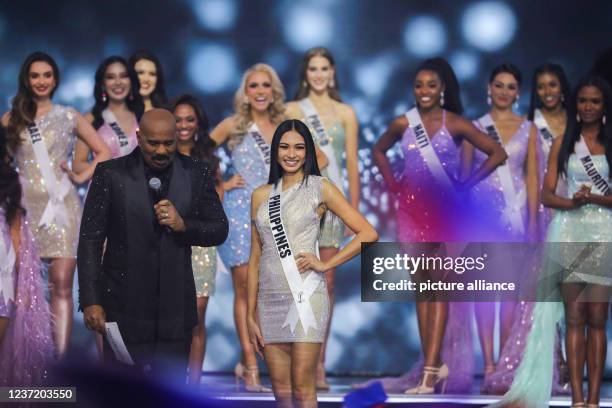 December 2021, Israel, Eilat: Host Steve Harvey speaks with Miss Philippines, Beatrice Gomez, during the 70th Miss Universe beauty pageant in...