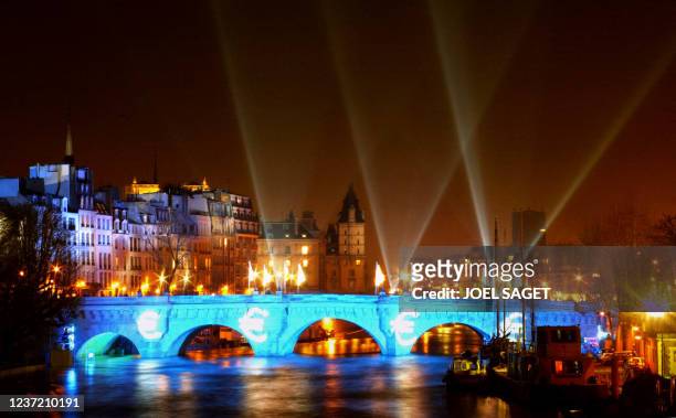 Le Pont Neuf arbore le sigle de l'euro sur fond des couleurs de l'Union européenne, le 31 décembre 2001 à Paris, quelques heures avant l'avènement de...