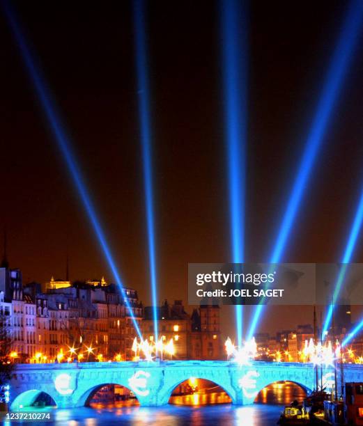 Le Pont Neuf arbore le sigle de l'euro sur fond des couleurs de l'Union européenne, le 31 décembre 2001 à Paris, quelques heures avant l'avènement de...