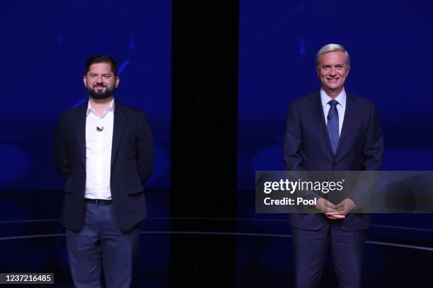 Presidential Candidate Gabriel Boric of Convergencia Social party and candidate Jose Antonio Kast of the Republican party pose before the ANATEL...