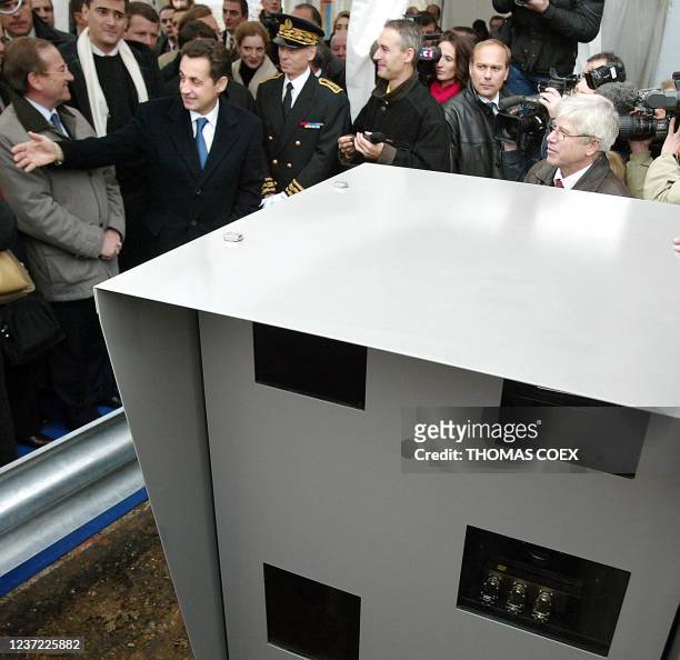 Le ministre de l'Intérieur Nicolas Sarkozy assiste à la présentation d'un exemplaire du premier radar automatisé, le 27 octobre 2003 le long de la...