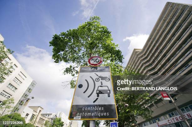 Photo prise le 16 mai 2011 à Paris d'un panneau avertissant de la présence d'un radar fixe avant son démontage par des ouvriers de la société de...