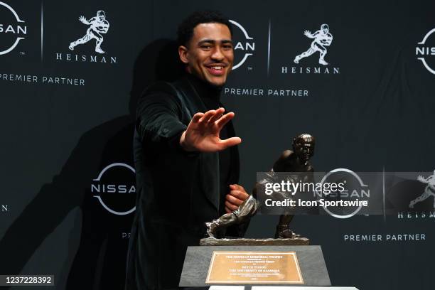 Alabama quarterback Bryce Young does the Heisman pose with the trophy after winning the Heisman Trophy at the press conference at the Marriott...