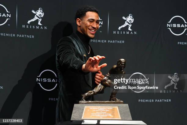 Alabama quarterback Bryce Young does the Heisman pose with the trophy after winning the Heisman Trophy at the press conference at the Marriott...