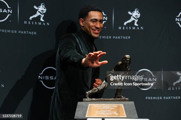 Alabama quarterback Bryce Young does the Heisman pose with the trophy after winning the Heisman Trophy at the press conference at the Marriott...