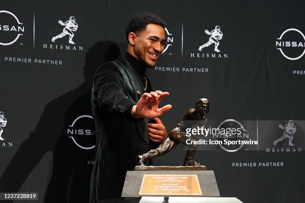 Alabama quarterback Bryce Young does the Heisman pose with the trophy after winning the Heisman Trophy at the press conference at the Marriott...