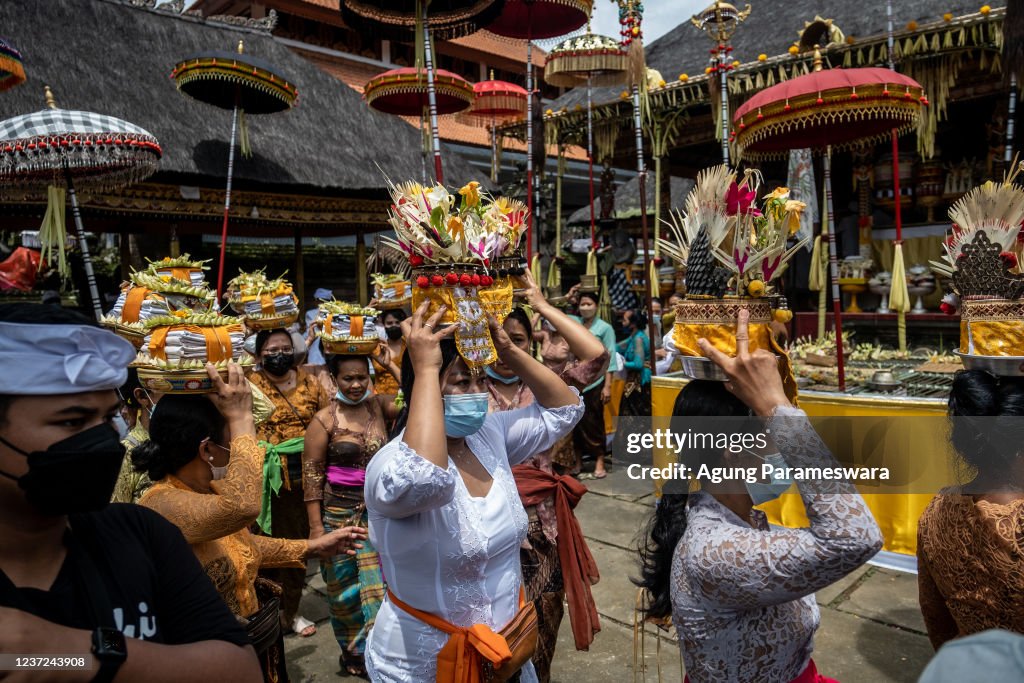 Balinese Ritual Object Balinese women carry sacred paraphernalia during Ngerebeg Ritual at ...