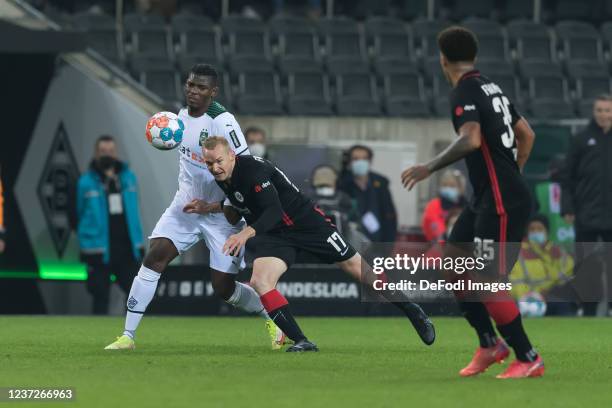 Breel Embolo of Borussia Moenchengladbach and Sebastian Rode of Eintracht Frankfurt battle for the ball during the Bundesliga match between Borussia...