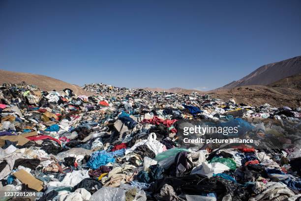 November 2021, Chile, Alto Hospicio: Used clothes sit in a landfill in the desert. In the nearby free trade zone of Iquique 178 tons of used clothing...