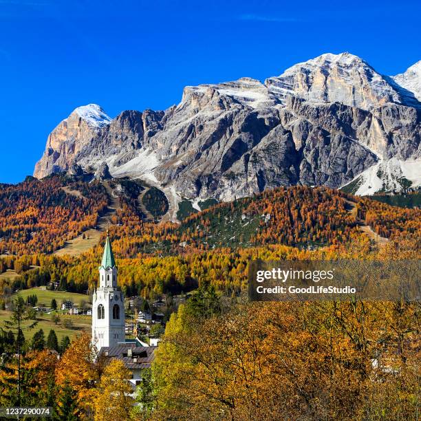 autunno a cortina d'ampezzo - campanile foto e immagini stock